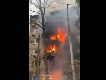 Pożar budynku w Kijowie po uderzeniu rosyjskiego pocisku, 15 listopada