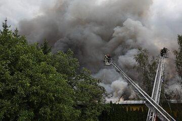Pożar hali magazynowej w Sulejówku koło Warszawy