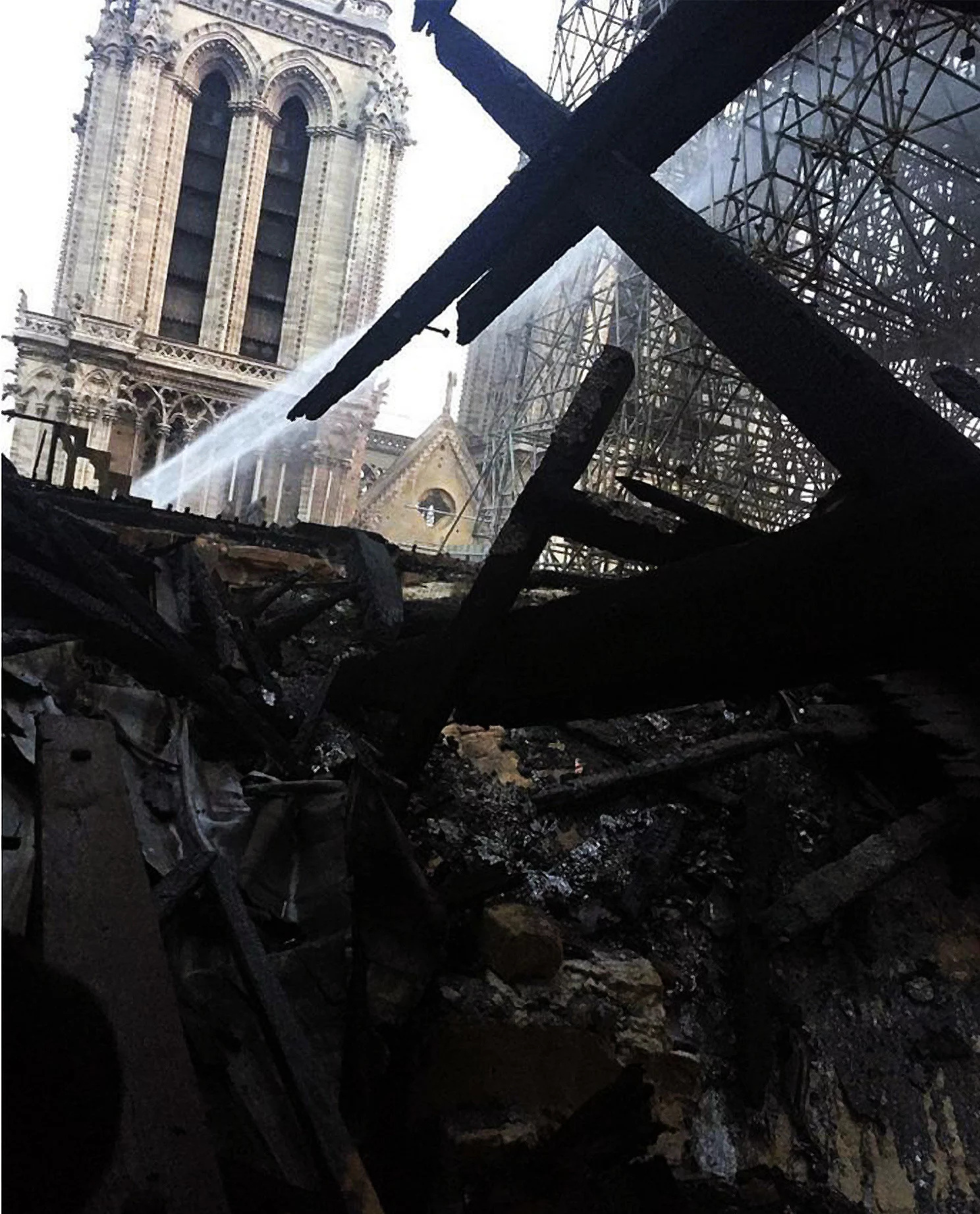 Wnętrze katedry Notre Dame po pożarze