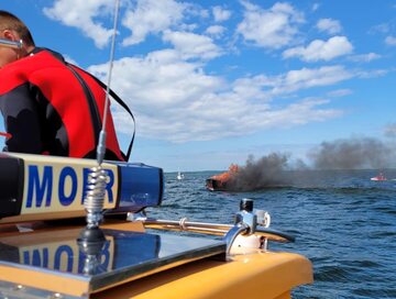 Pożar łodzi na jeziorze Śniardwy