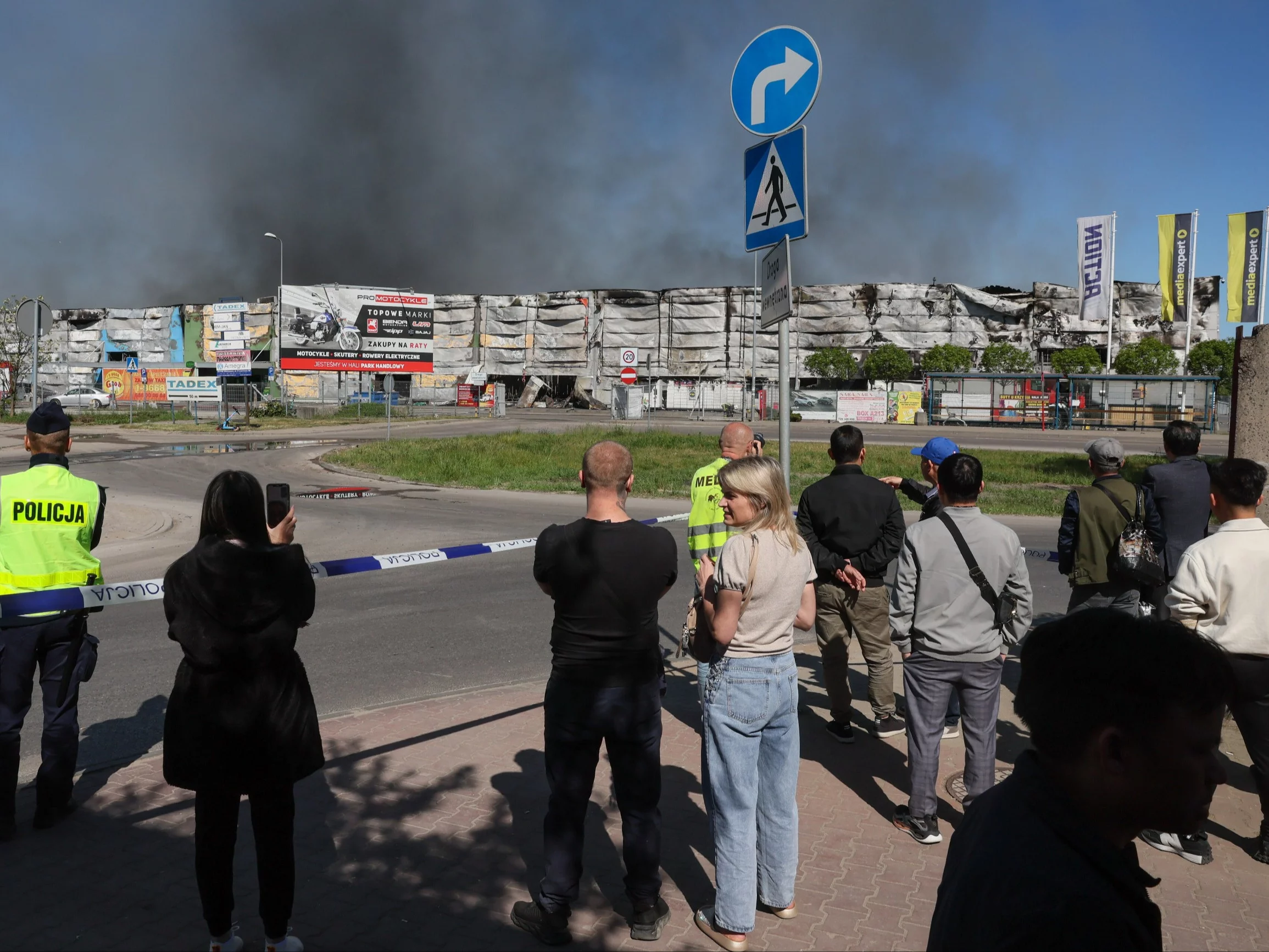 Świadkowie przed dogasającym centrum handlowym Marywilska 44