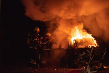 Pożar samochodu, zdjęcie ilustracyjne