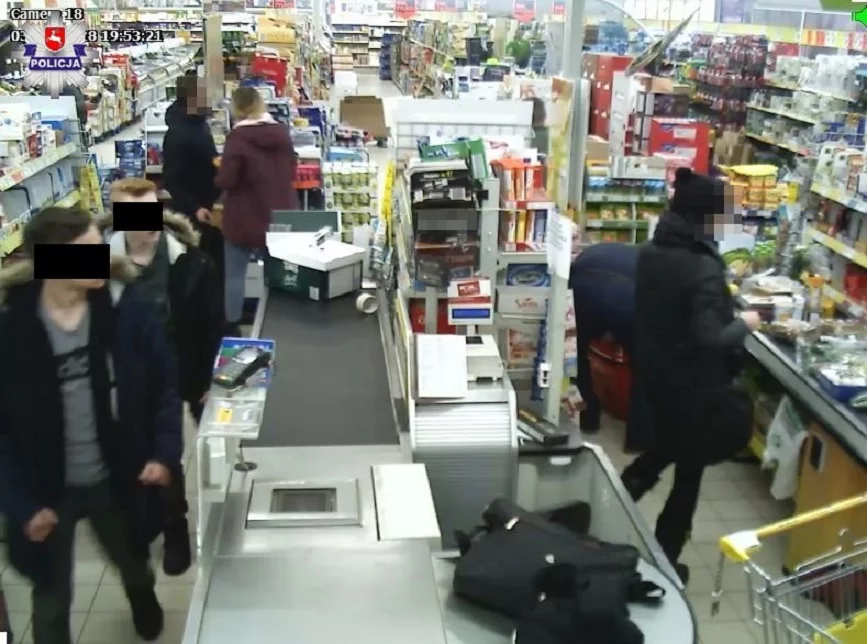 Zdjęcie z monitoringu udostępnione przez policję
