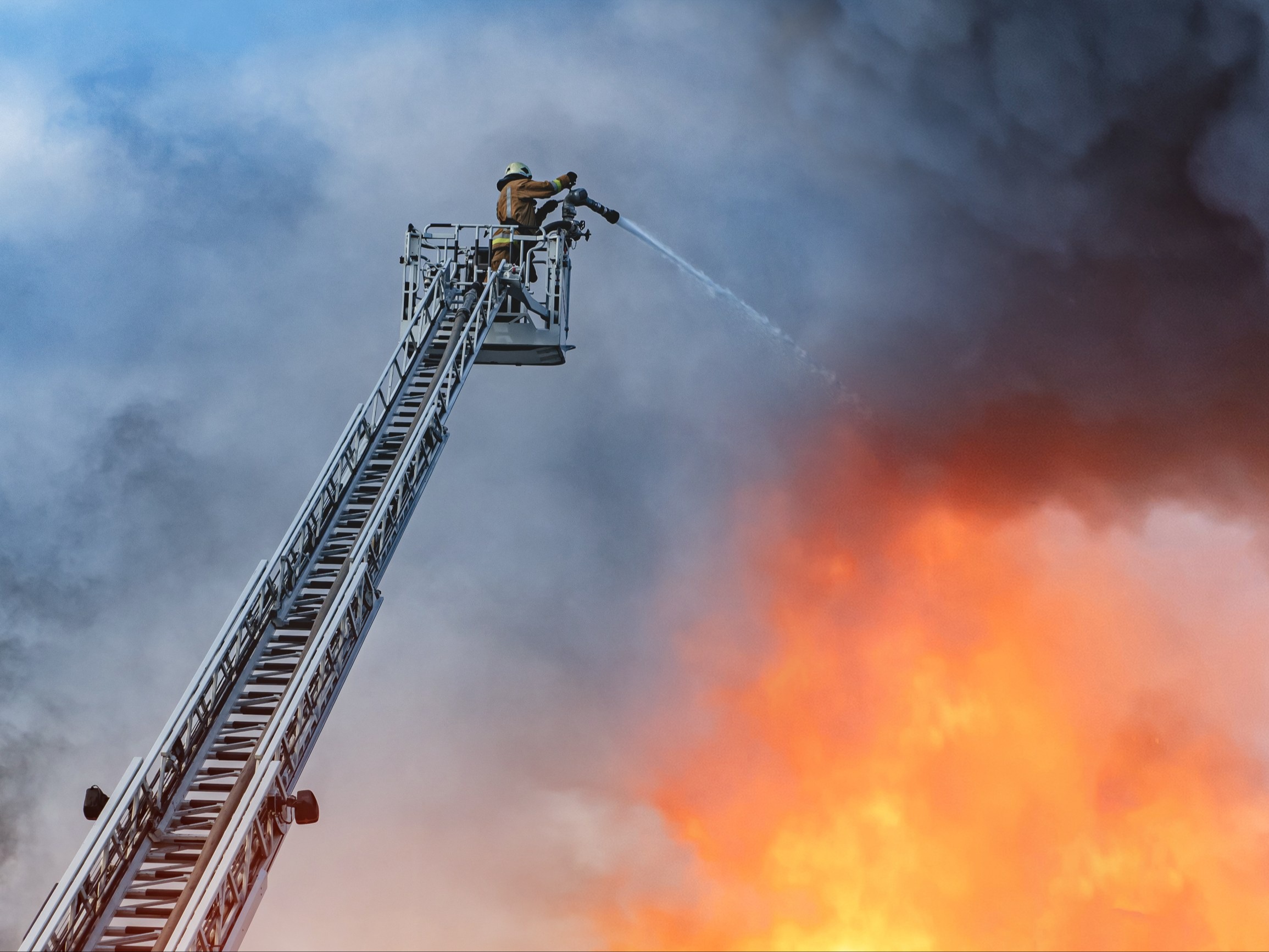 Ogień strawił poddasze. W zgliszczach znaleziono zwłoki