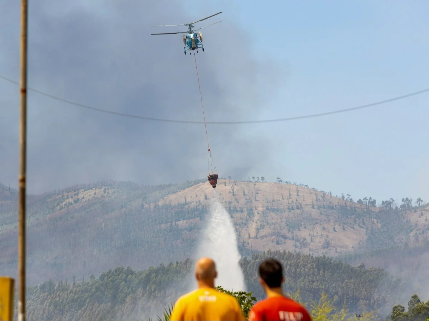 Helikopter zrzuca wodę w Melres w Portugalii