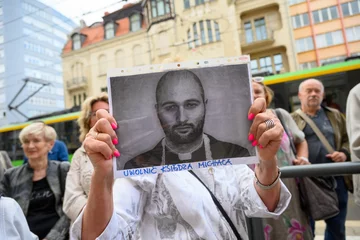 Poznań, 02.07.2024. Uczestnicy protestu w obronie księdza Michała Olszewskiego przed siedzibą Platformy Obywatelskiej w Poznaniu