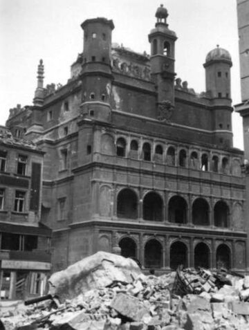 Poznański ratusz zniszczony w wyniku walk
