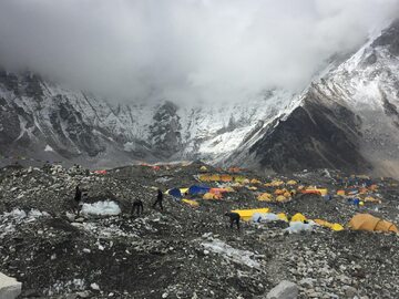 Pozostałości obozów w Drodze na Mount Everest
