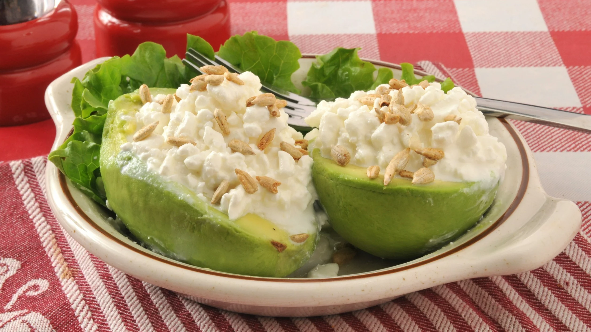 Awokado z twarożkiem ziarnistym