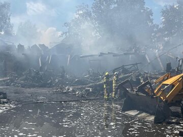 Prace rozbiórkowe po pożarze hali w Sulejówku