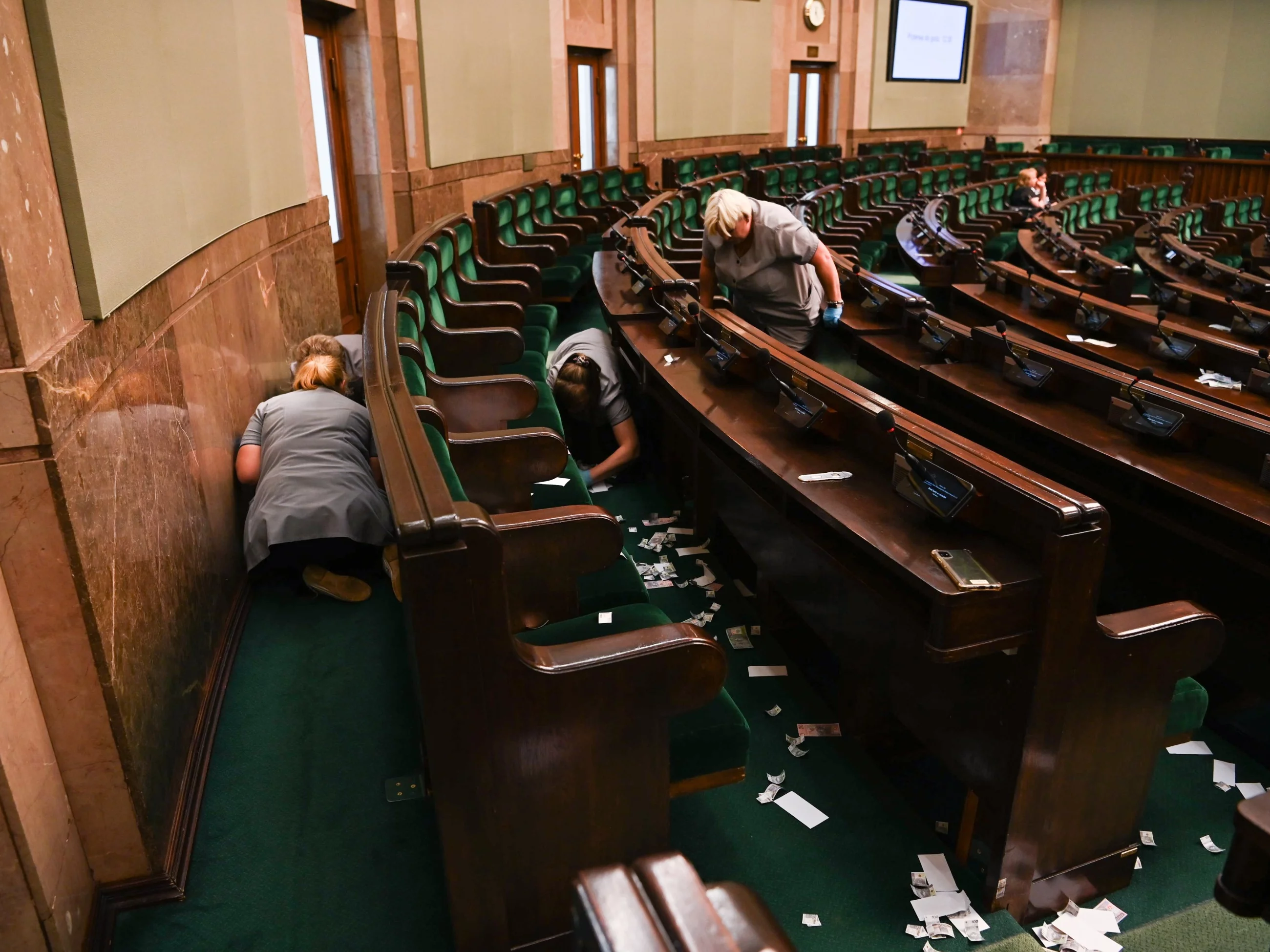 Sprzątanie po „happeningu” Klaudii Jachiry