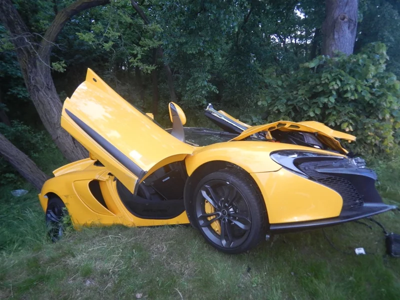 Rozbity pod Krapkowicami McLaren 650 s Spider