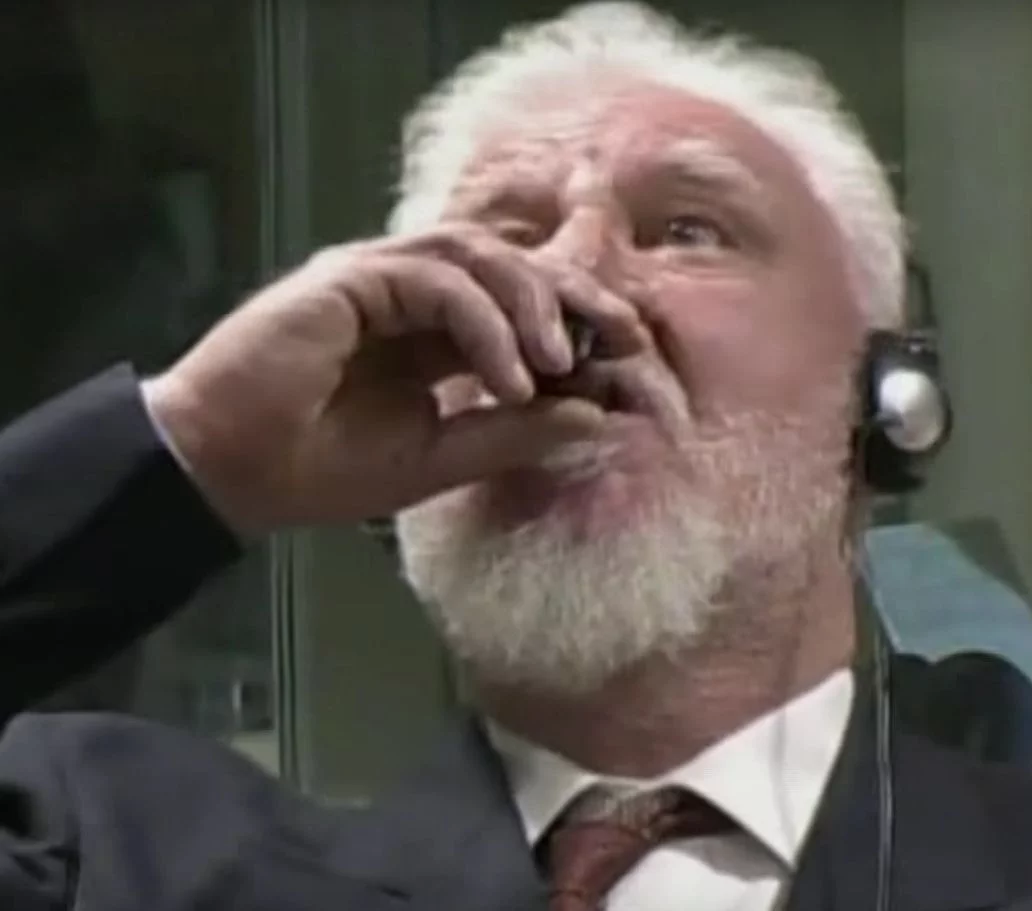 Slobodan Praljak wypija truciznę