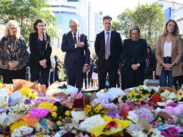 Premier Australii Anthony Albanese (trzeci od lewej) i inni politycy upamiętnili ofiary ataku w Sydney