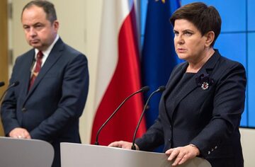 Premier Beata Szydło i wiceminister Konrad Szymański podczas konferencji w Brukseli