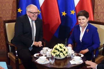 Premier Beata Szydło i wiceprzewodniczący Komisji Europejskiej Frans Timmermans
