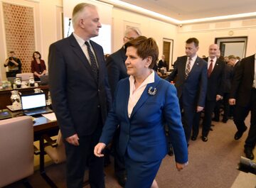 Premier Beata Szydło podczas posiedzenia rządu. Obok wicepremier Jarosław Gowin