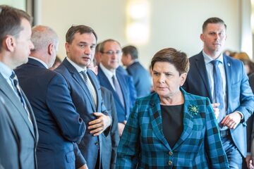 Premier Beata Szydło w otoczeniu ministrów