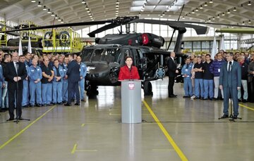 Premier Beata Szydło w Polskich Zakładach Lotniczych w Mielcu, 10 października 2016 r.