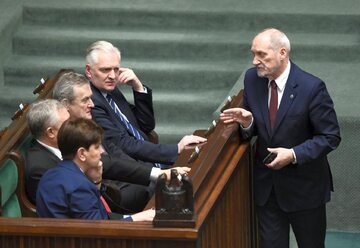 Premier Beata Szydło, wicepremierzy Jarosław Gowin i Piotr Gliński, szef MON Antoni Macierewicz