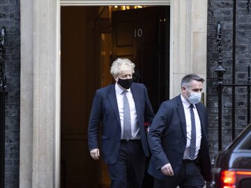 Premier Boris Johnson wychodzący z siedziby przy Downing Street 10