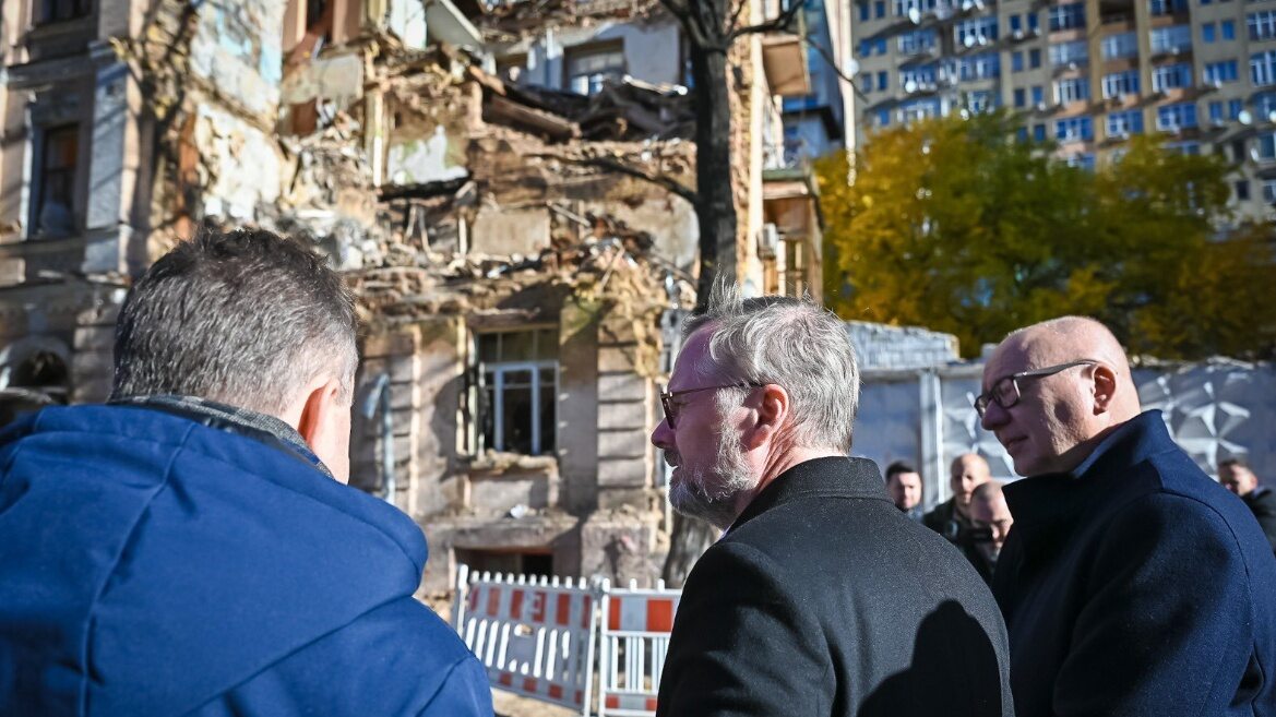 Český premiér na návštěvě Kyjeva.  Rusové v té době odpalovali rakety – Wprost