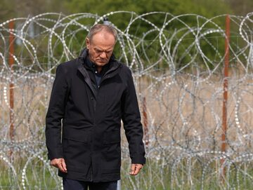 Premier Donald Tusk podczas wizyty przy granicy z Białorusią w miejscowości Ozierany Wielkie