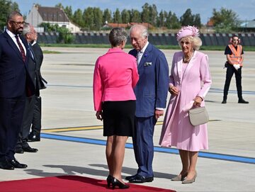 Premier Francji Elisabeth Borne wita króla Karola III królową Kamilę na lotnisku Paryż-Orly