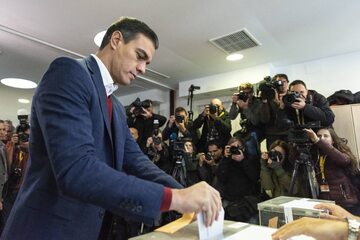 Premier Hiszpanii Pedro Sanchez w czasie głosowania