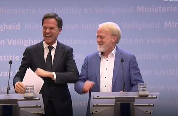 Premier Holandii Mark Rutte (z lewej)