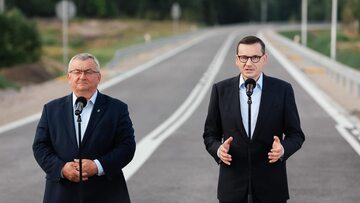 Premier Mateusz Morawiecki i minister infrastruktury Andrzej Adamczyk