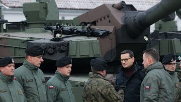 Premier Mateusz Morawiecki i minister obrony narodowej Mariusz Błaszczak podczas przekazania czołgów K2 żołnierzom