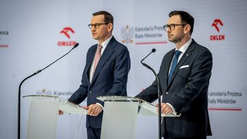 Premier Mateusz Morawiecki i prezes PKN Orlen Daniel Obajtek na konferencji prasowej Orlenu 17.04.2023