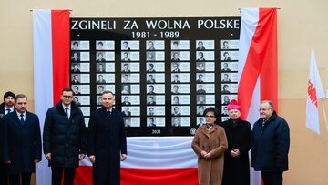 Premier Mateusz Morawiecki i prezydent Andrzej Duda (pierwsi z lewej) podczas obchodów rocznicy stanu wojennego