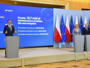 Premier Mateusz Morawiecki,  minister klimatu i środowiska Anna Moskwa i wiceminister finansów Sebastian Skuza
