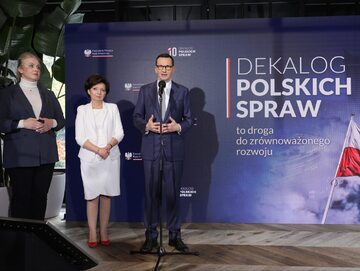 Premier Mateusz Morawiecki, minister rodziny i polityki społecznej Marlena Maląg (w środku) oraz minister zdrowia Katarzyna Sójka (z lewej), 20 listopada