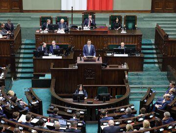 Premier Mateusz Morawiecki oraz marszałek Sejmu Szymon Hołownia na sali obrad Sejmu w Warszawie