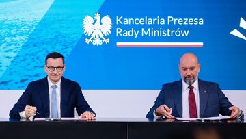 Premier Mateusz Morawiecki (po lewej) i prezes Polskiej Grupy Zbrojeniowej Sebastian Chwałek