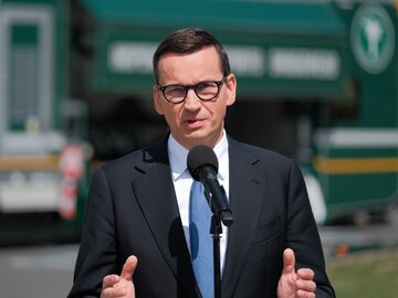 Premier Mateusz Morawiecki podczas konferencji w MOP Brwinów Północ.