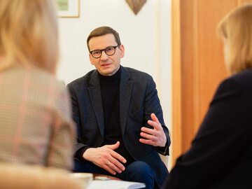 Premier Mateusz Morawiecki podczas rozmowy z dziennikarkami „Wprost”