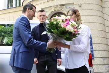 Premier Mateusz Morawiecki przekazuje VW Transportera rodzicom sześcioraczków