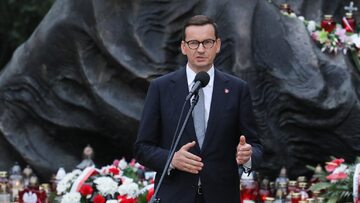 Premier Mateusz Morawiecki przemawia na uroczystości przed pomnikiem „Polegli – Niepokonani”