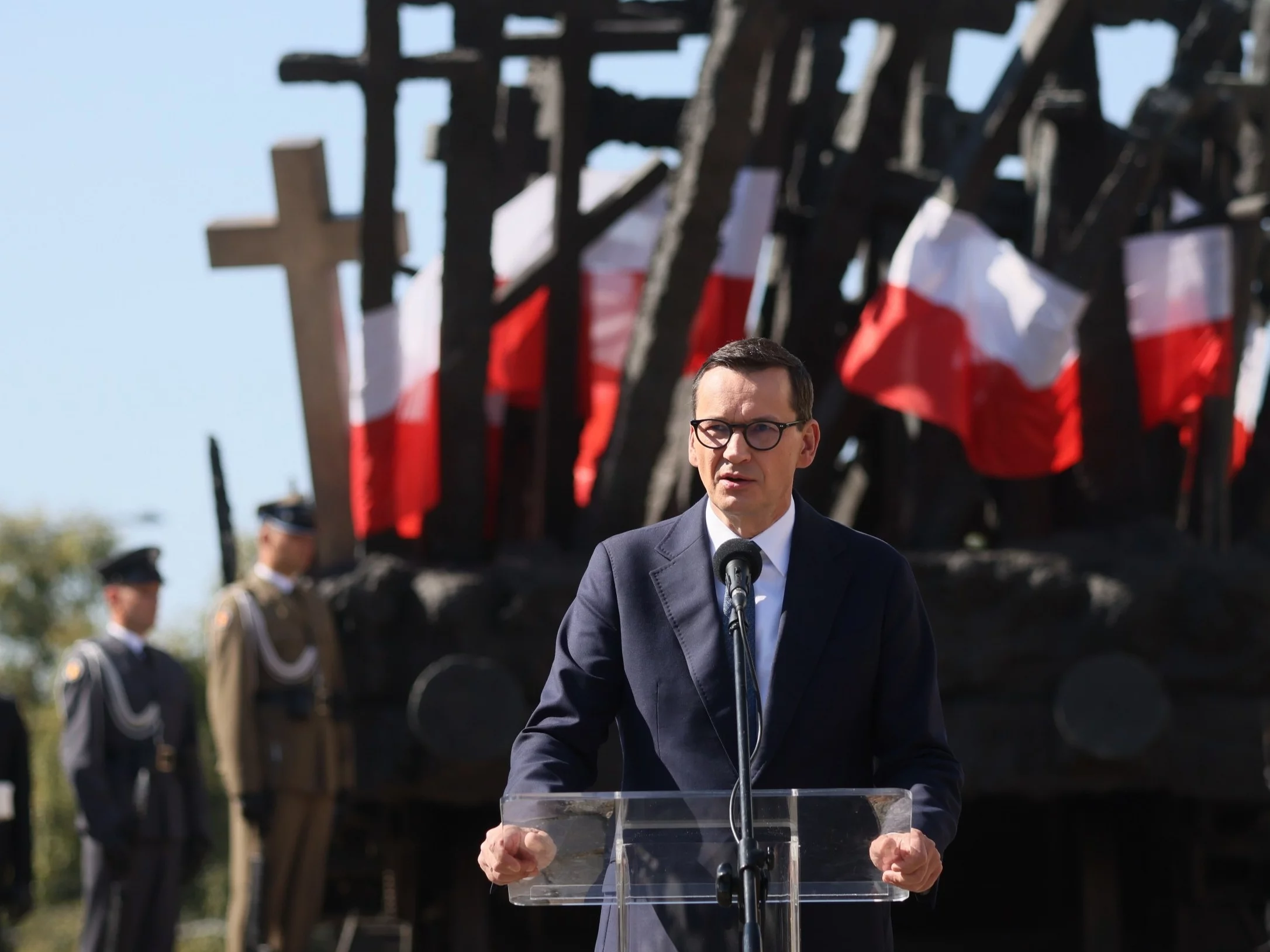 Mateusz Morawiecki na uroczystości przed Pomnikiem Poległym i Pomordowanym na Wschodzie