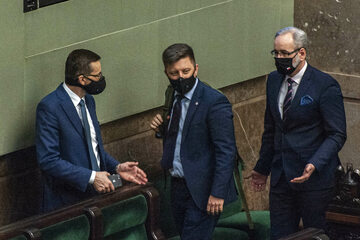 Premier Mateusz Morawiecki w towarzystwie ministra zdrowia i szefa KPRM odpowiedzialnego za szczepienia