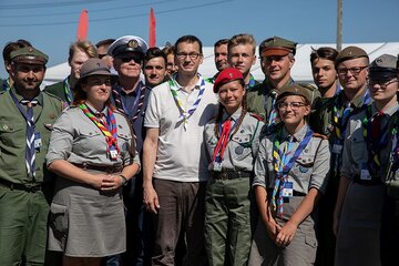 Premier Mateusz Morawiecki z harcerzami