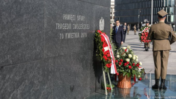Premier Mateusz Morawiecki złożył kwiaty pod Pomnikiem Ofiar Katastrofy Smoleńskiej