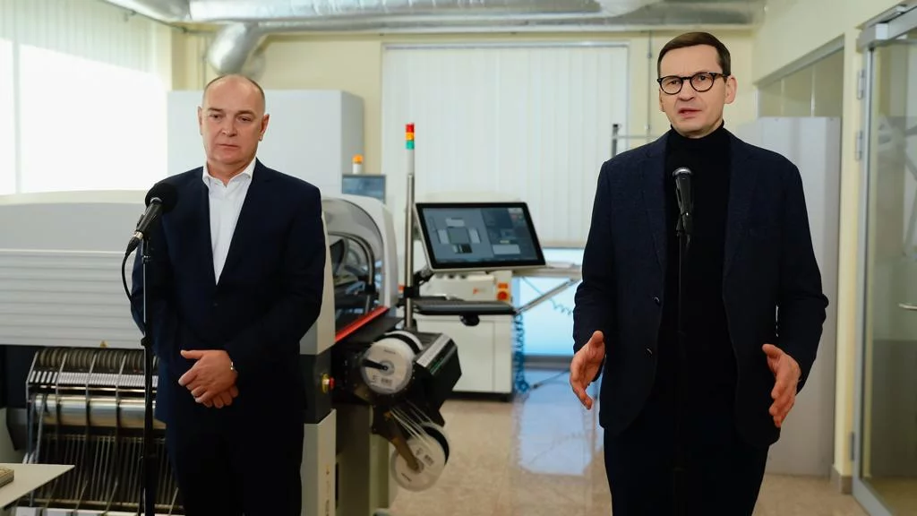 Premier Mateusz Morawiecki w Centrum Rozwojowo-Wdrożeniowym Telesystem-Mesko w Lubiczowie.