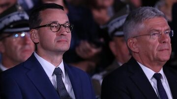 Premier Morawiecki i marszałek Karczewski na uroczystościach na Westerplatte