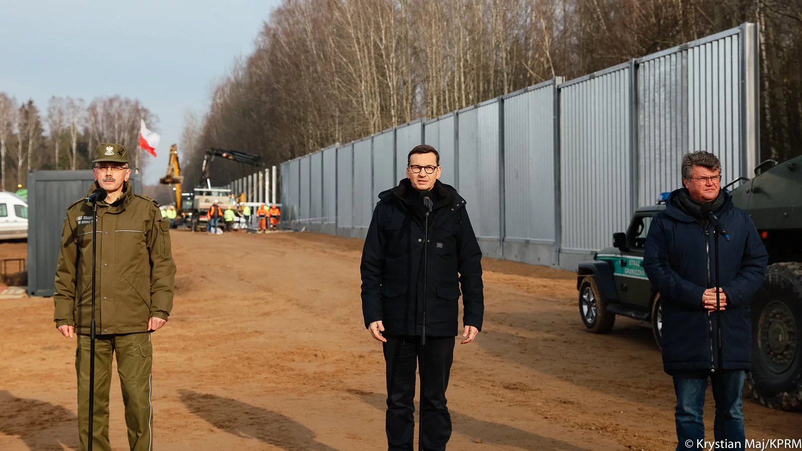 Premier Mateusz Morawiecki (w środku)