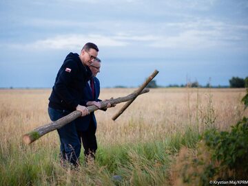 Premier Morawiecki stawia krzyż w nieistniejącej już wsi Ostrówki